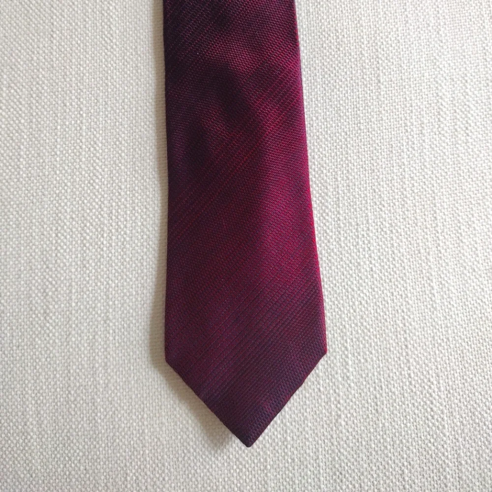 Silk Kenneth Cole Reaction Red and Purple Gradient Men's Tie EUC